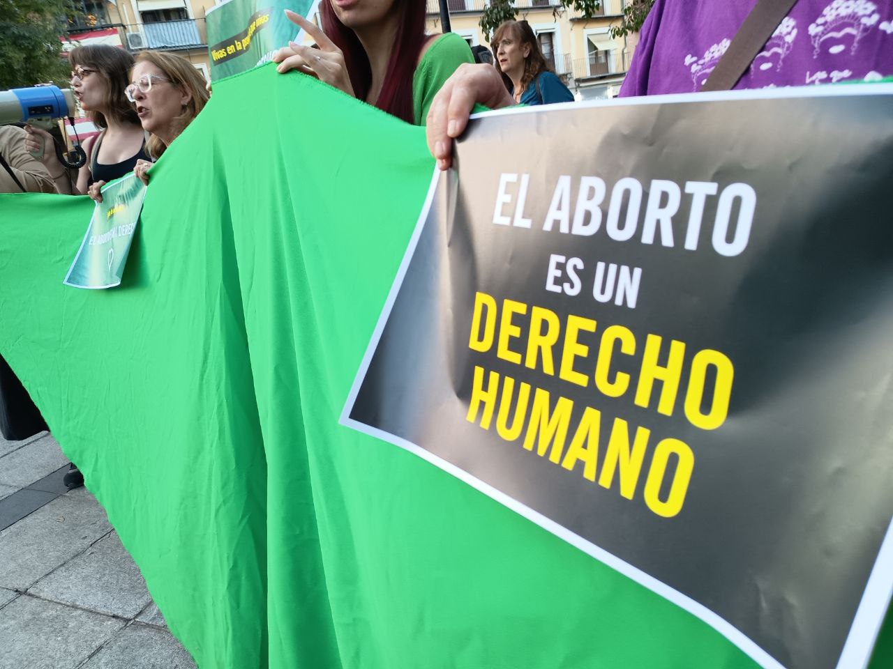 Reclaman con cientos de postales a Page el acceso al aborto en la sanidad pública de Castilla-La Mancha
