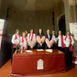 Cojines terapéuticos para mujeres con cirugía mamaria, el proyecto de Manos y Voces: "Queremos transformar el dolor en esperanza"