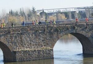 La Carrera Popular 'Vuelta al Casco' de Talavera celebra su trigésimo aniversario sin pasar por el puente viejo