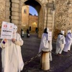 STE denuncia "el enfoque desviado" de un acto del 25N con estudiantes en Toledo: "De lo que menos se habló fue de violencia de género" Mujeres en puerta de Bisagra durante el 25N