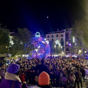 El movimiento feminista 'silencia' la bola de Zocodover contra la violencia machista durante la marcha del 25N: "No nos callan"
