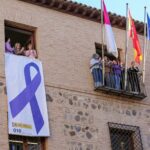 Despliegue del lazo morado por el 25N en la Delegación del Gobierno de Castilla-La Mancha