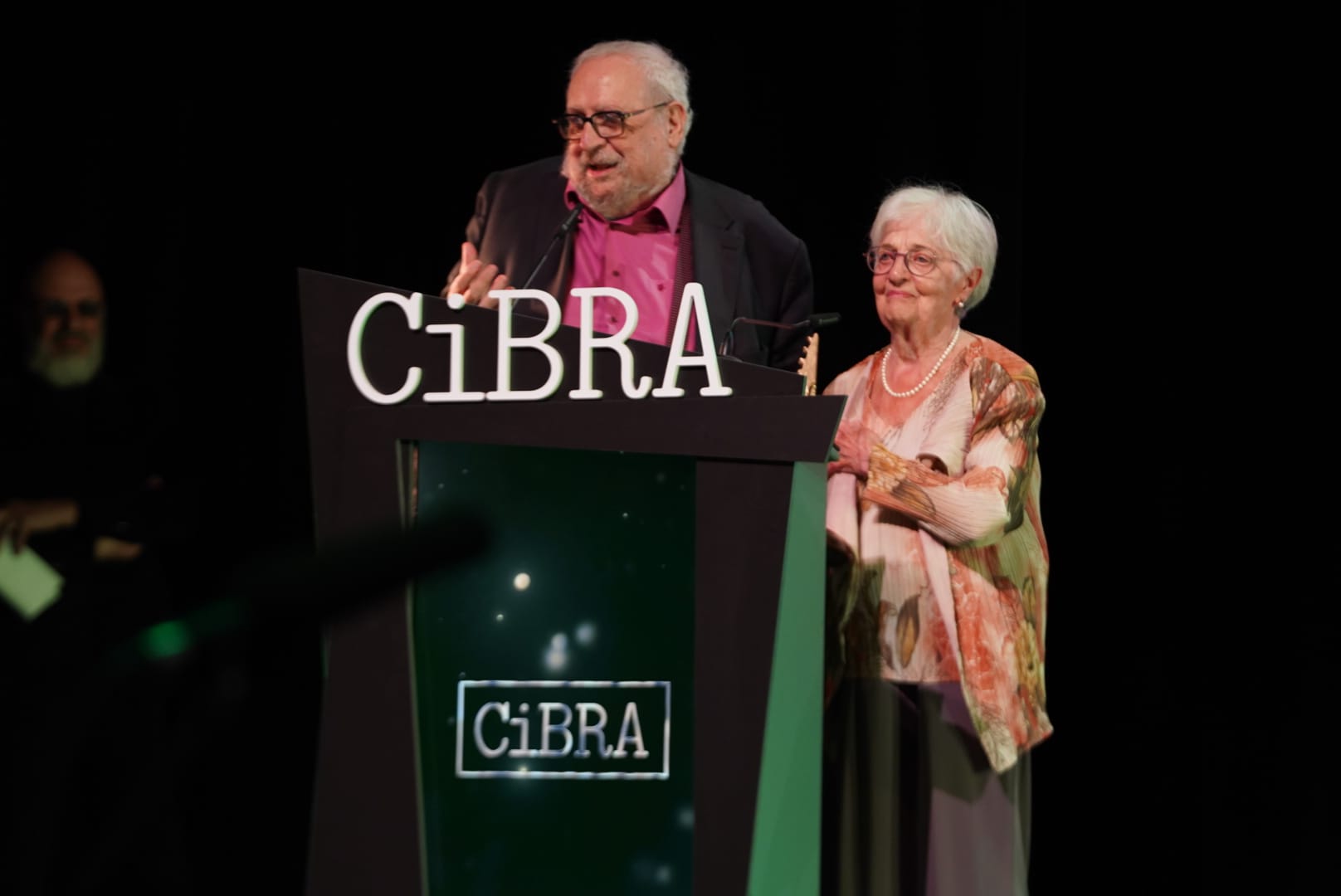María Luisa Solá y Camilo García, dos grandes actores de doblaje, premiados en el Festival CiBRA 2025, en Toledo. Foto: Enrique Muñoz-La Buitre