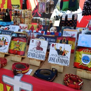 Banderas, tazas o pulseras: oda a Franco, Ayuso y Vox en 'El Martes' de Toledo