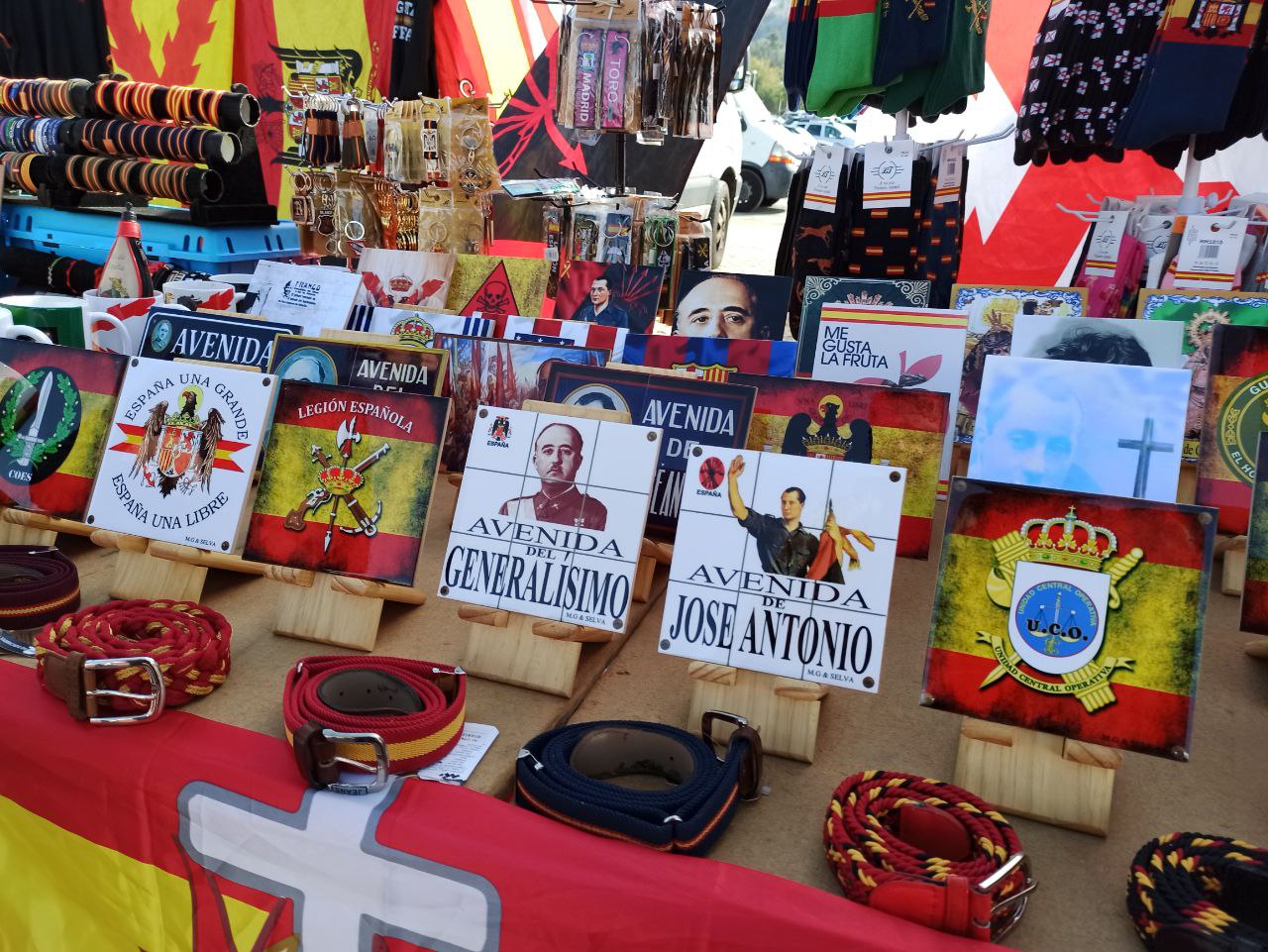 Banderas, tazas o pulseras: oda a Franco, Ayuso y Vox en 'El Martes' de Toledo