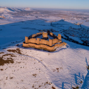 Senderismo teatralizado, gastronomía típica y una mascletá de color: el castillo de Almonacid abre sus puertas