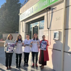 Reparten pulseras centinelas en las farmacias de Olías del Rey para "un fin de año seguro"