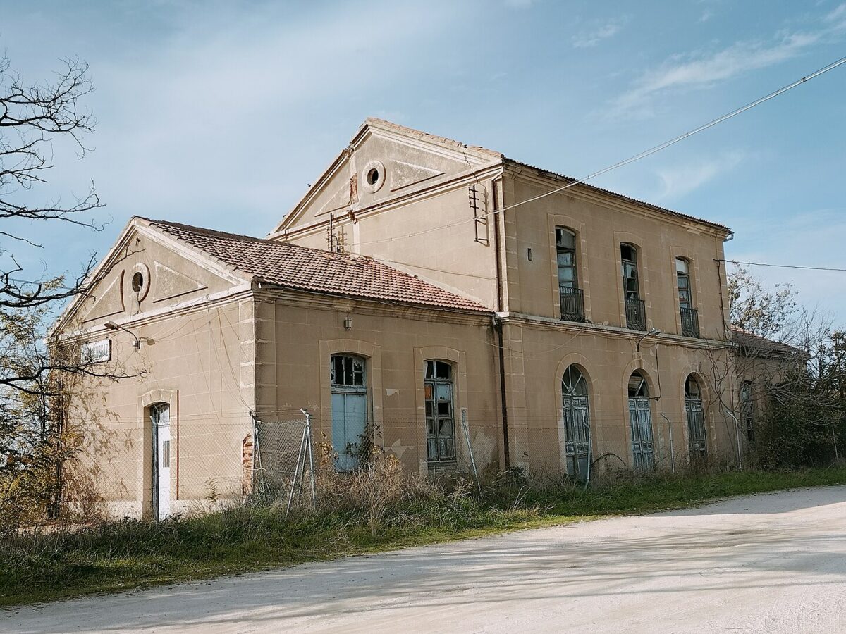 Mora y Orgaz reivindican con una marcha ciudadana la reapertura de la estación de tren 38 años después