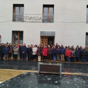 Miguel Esteban rinde homenaje a las víctimas del accidente en Adamuz que afectó a una vecina del municipio