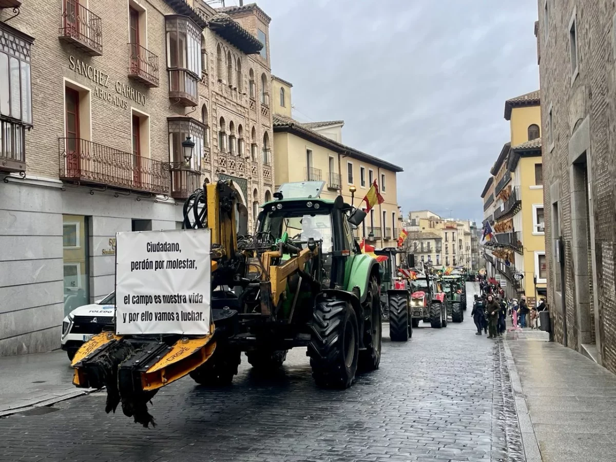 El sector primario grita por su supervivencia en Toledo bajo la lluvia y sobre el tractor: "Si el campo no produce, la ciudad no come"
