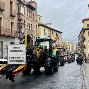 El sector primario grita por su supervivencia en Toledo bajo la lluvia y sobre el tractor: "Si el campo no produce, la ciudad no come"