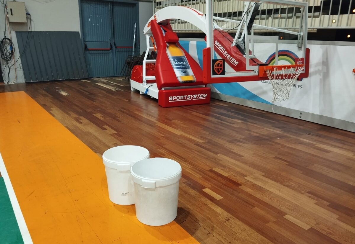 Las goteras frenan el deporte en el pabellón Javier Lozano y obligan a cancelar un partido de fútbol sala