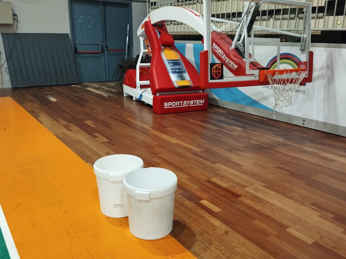 Las goteras frenan el deporte en el pabellón Javier Lozano y obligan a cancelar un partido de fútbol sala