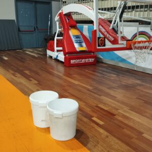 Las goteras frenan el deporte en el pabellón Javier Lozano y obligan a cancelar un partido de fútbol sala