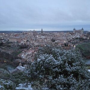 Toledo amanece la víspera de los Reyes Magos con un fino manto de nieve que deja varias incidencias en la provincia