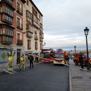 El enganche de una furgoneta con cableado eléctrico provoca retenciones de tráfico en la subida a Zocodover