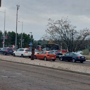 Retenciones de vehículos en Luz del Tajo provocan que la Policía Local cierre temporalmente el acceso