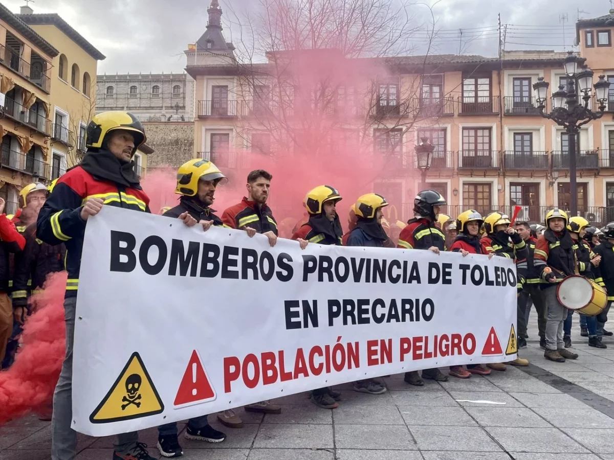 Unos 200 bomberos invaden las calles de Toledo para reclamar más efectivos: "No hay suficientes dotaciones para toda la provincia"