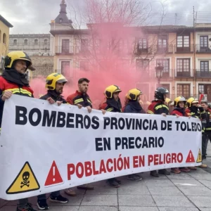Unos 200 bomberos invaden las calles de Toledo para reclamar más efectivos: "No hay suficientes dotaciones para toda la provincia"
