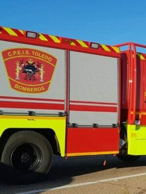 Desalojan varias viviendas en Cedillo del Condado por un incendio en una nave abandonada