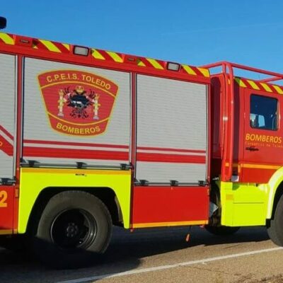 Desalojan varias viviendas en Cedillo del Condado por un incendio en una nave abandonada