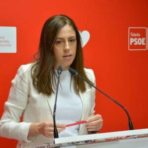 El PSOE acusa al alcalde de Toledo de "arrodillase" ante Vox tras quedarse la ciudad sin lazo del 8M