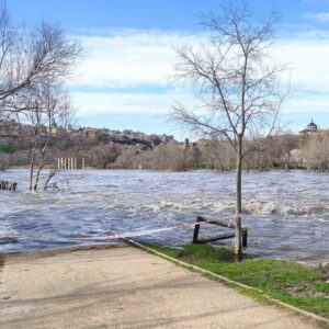 El río Tajo sigue creciendo en Toledo: rebasa el nivel rojo y anega tramos de la senda ecológica