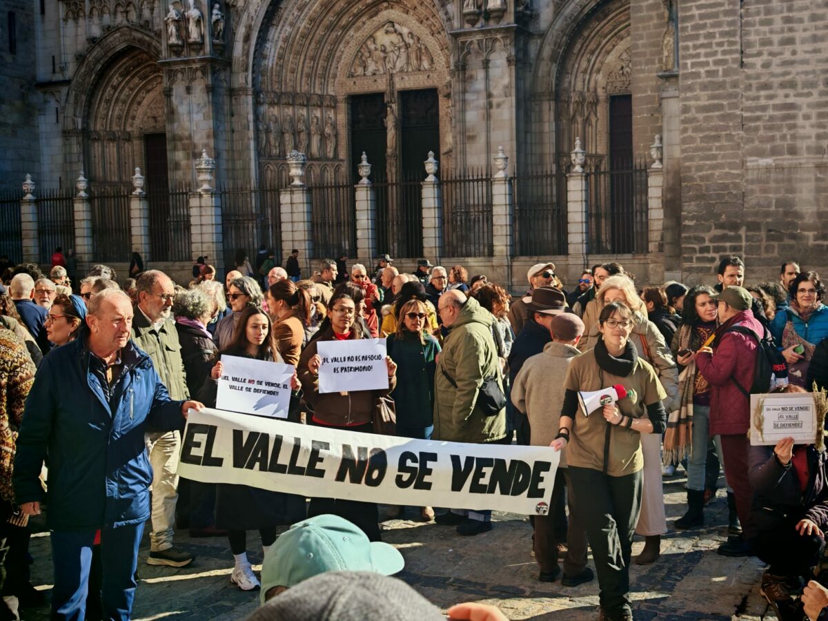 Decenas de personas muestran su oposición al proyecto del Valle: "Más vegetación y menos hormigón"