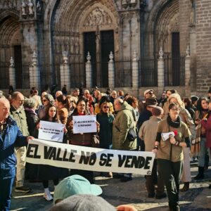 Decenas de personas muestran su oposición al proyecto del Valle: "Más vegetación y menos hormigón"