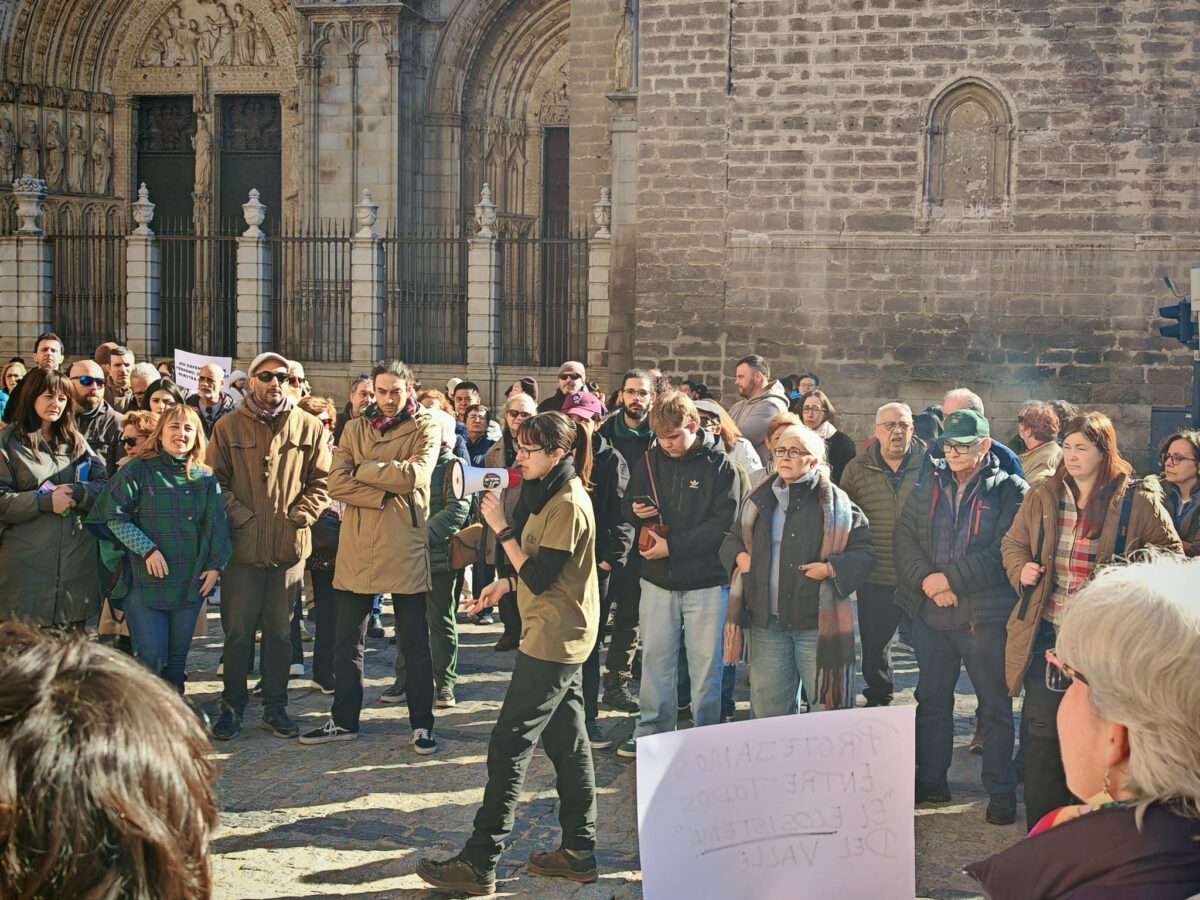 Sumar recoge firmas para frenar el proyecto del Valle, cuyas obras tienen como fecha límite el 30 de junio