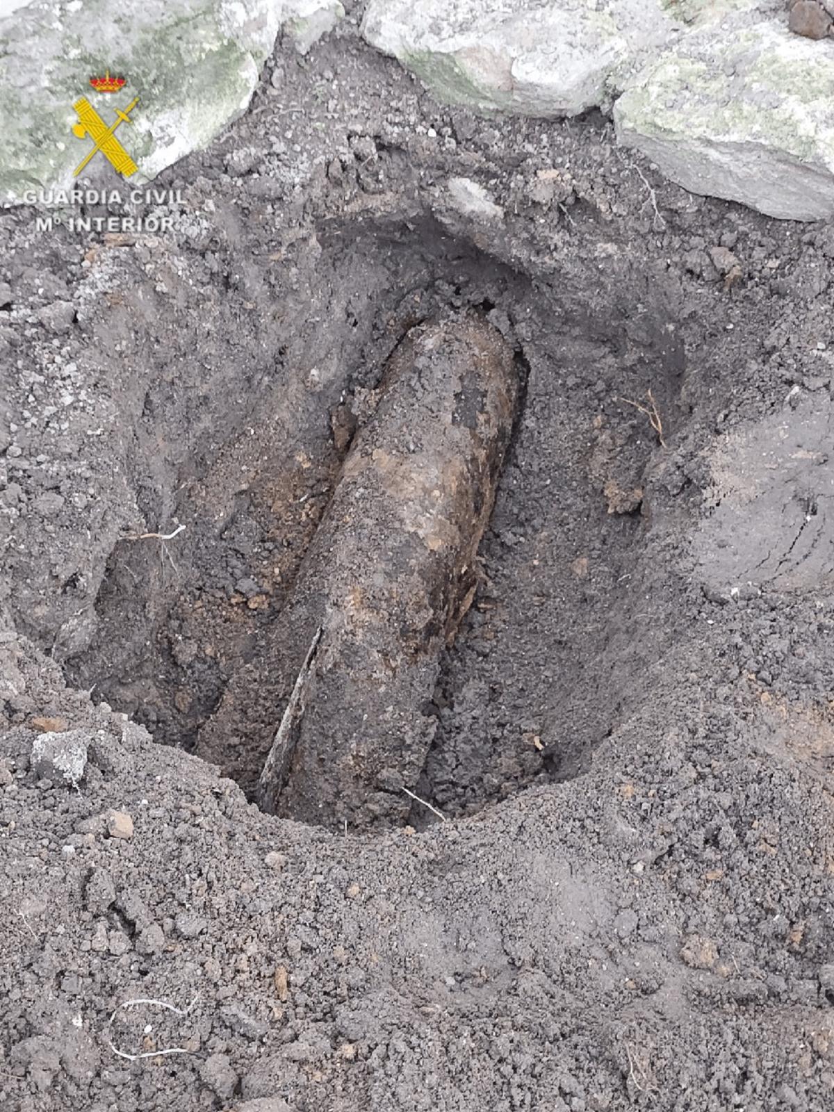 Encuentran una bomba de aviación de la Guerra Civil en el patio de una casa de Val de Santo Domingo