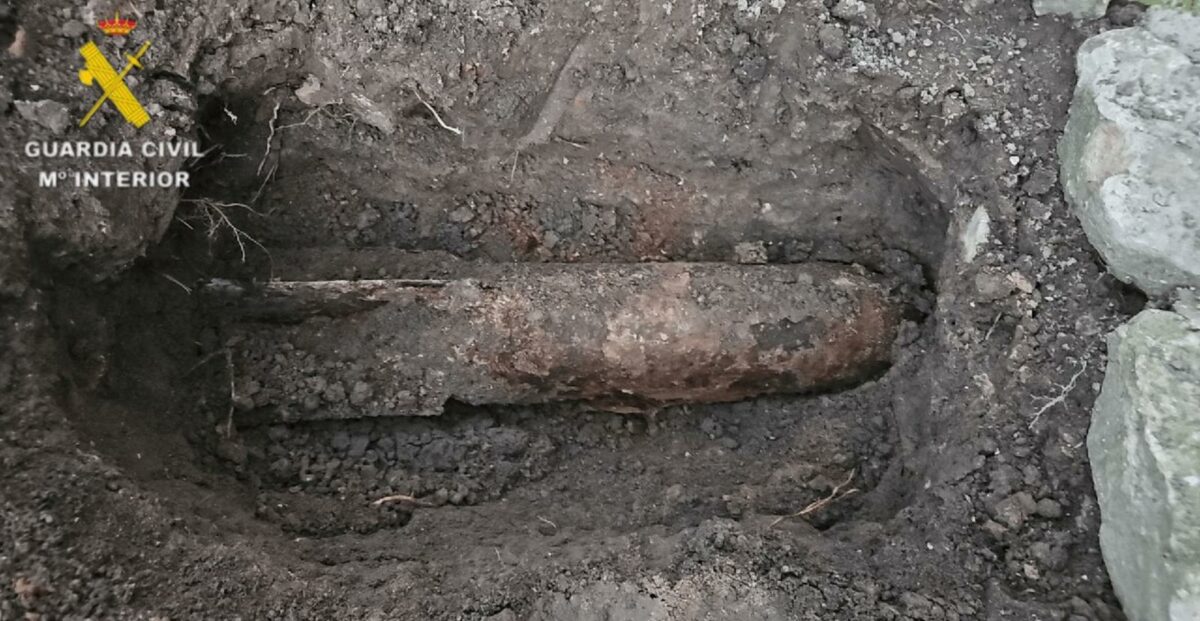Encuentran una bomba de aviación alemana de la Guerra Civil en el patio de una casa de Val de Santo Domingo
