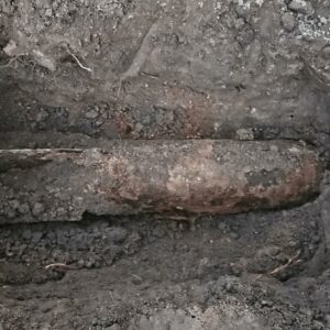 Encuentran una bomba de aviación alemana de la Guerra Civil en el patio de una casa de Val de Santo Domingo