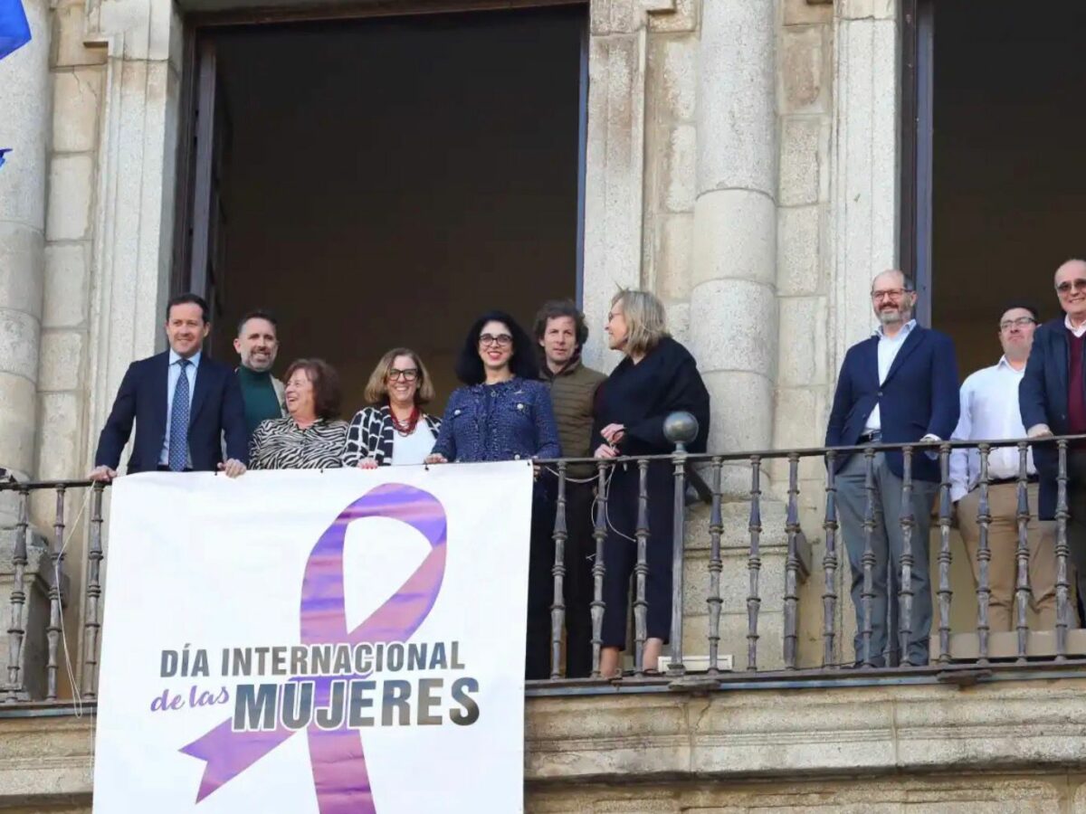 Toledo no pondrá el lazo del 8M por el rechazo de Vox: el PP reprocha su "incoherencia" y lo tacha de "error importante"