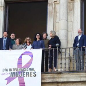 Toledo no pondrá el lazo del 8M por el rechazo de Vox: el PP reprocha su "incoherencia" y lo tacha de "error importante"