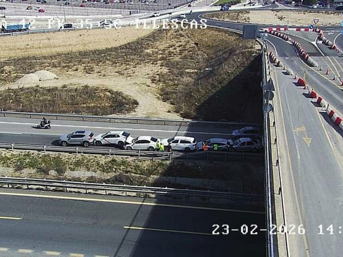 Un hombre resulta herido leve tras la colisión por alcance entre seis vehículos en la A-42 en Illescas