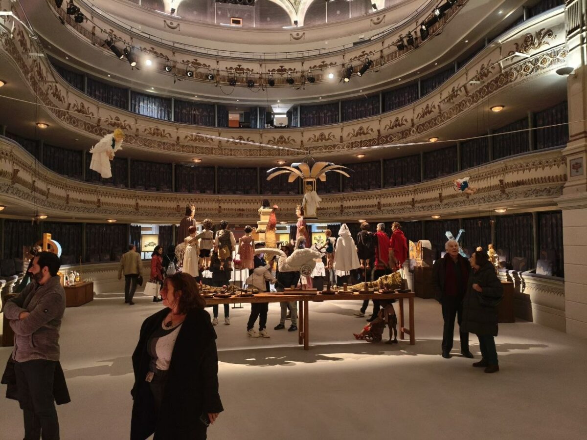 El escenario que emerge al elevar el patio de butacas del Teatro de Rojas acoge tres espectáculos