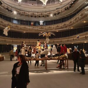 El escenario que emerge al elevar el patio de butacas del Teatro de Rojas acoge tres espectáculos