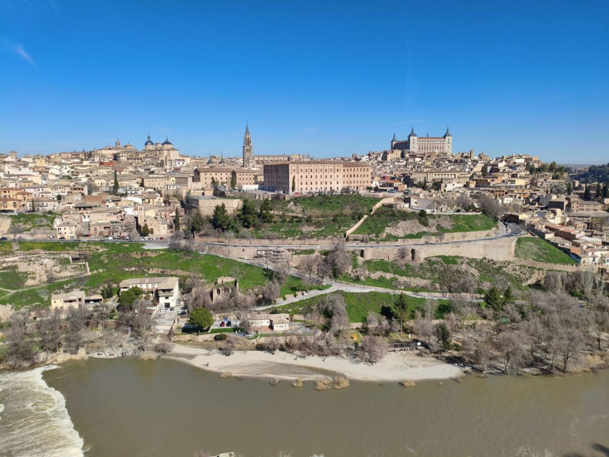 La playa de Tenerías emerge de nuevo en Toledo tras la bajada del caudal del río Tajo