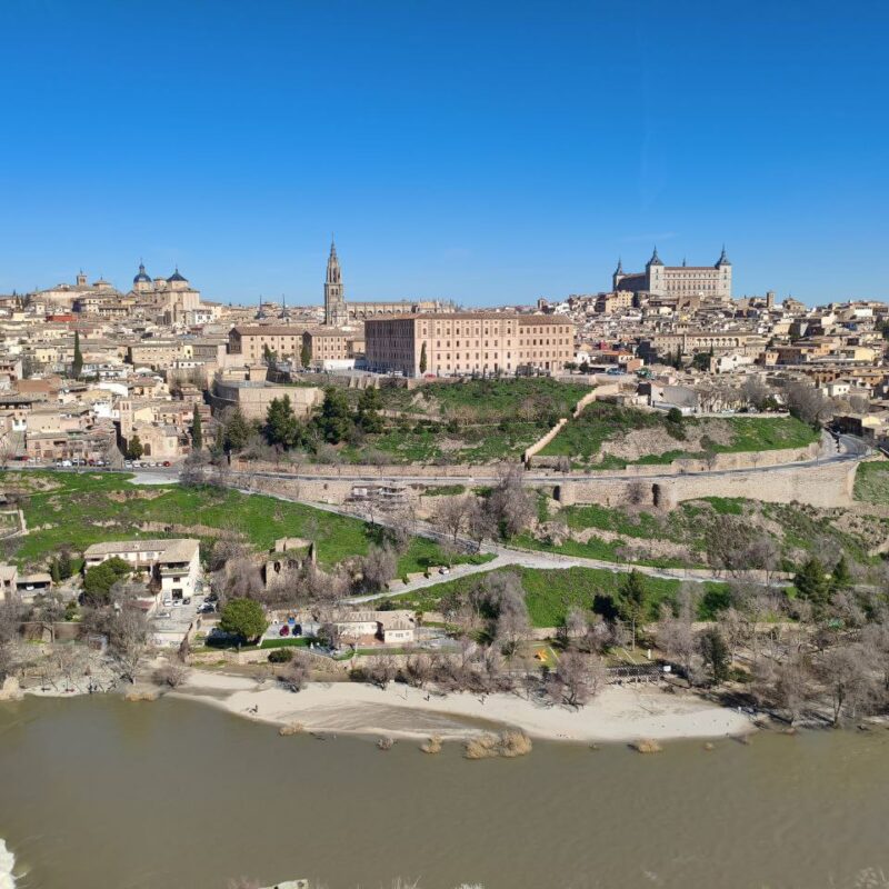 La playa de Tenerías emerge de nuevo en Toledo tras la bajada del caudal del río Tajo