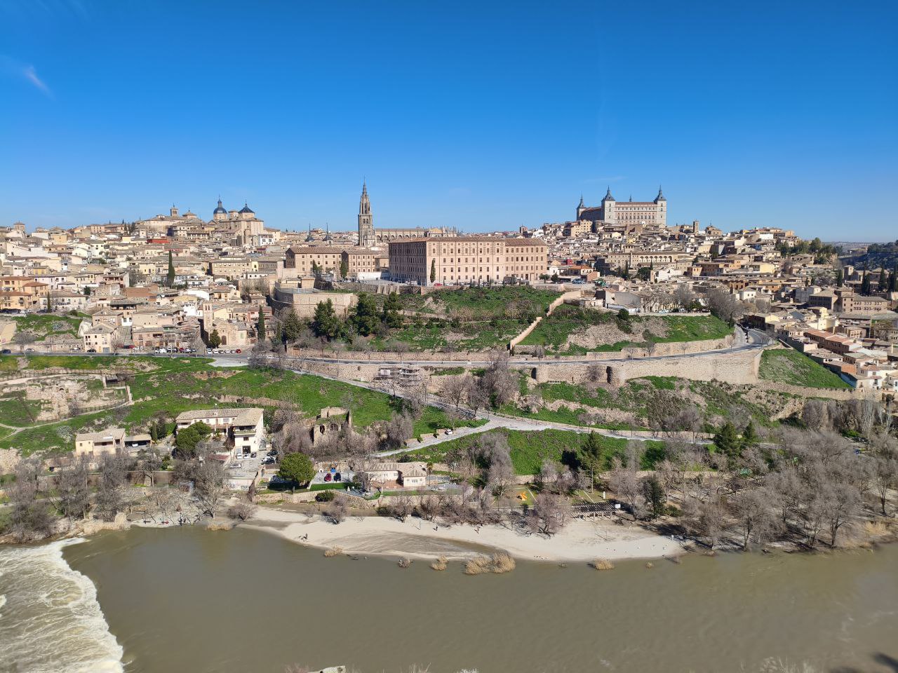 La playa de Tenerías emerge de nuevo en Toledo tras la bajada del caudal del río Tajo