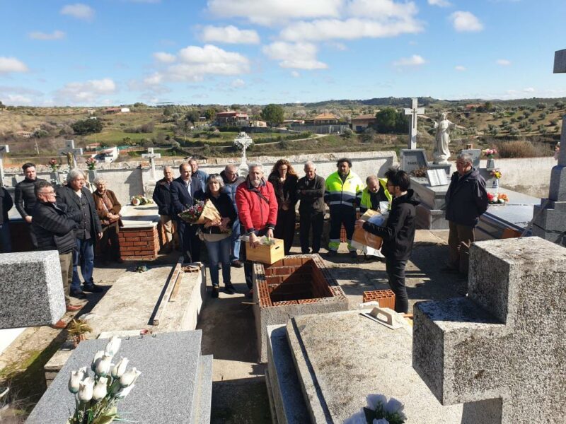 Felipe y Timoteo descansan en un cementerio después de 90 años en una cuneta de Mesegar de Tajo