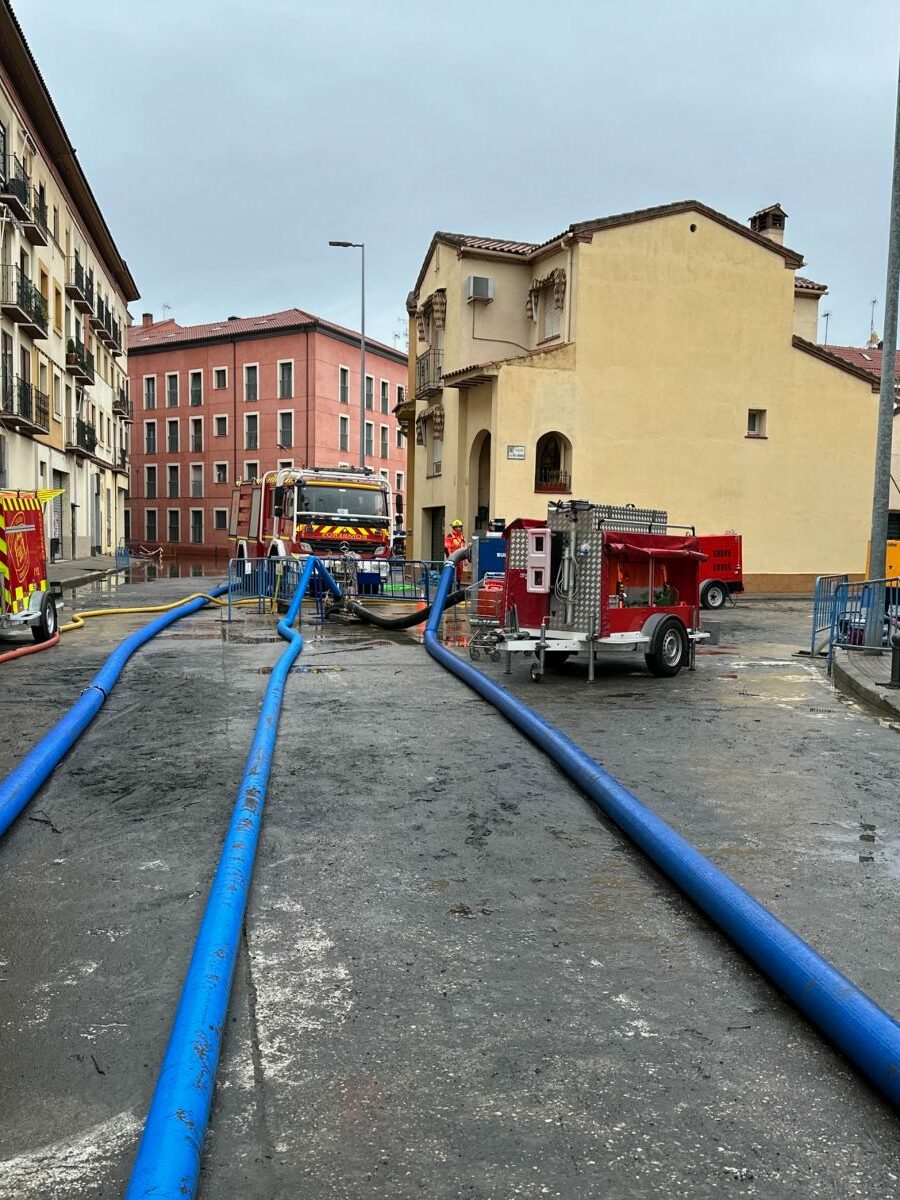 Talavera amplía la gratuidad de la zona azul hasta el sábado y los bomberos continúan achicando agua "a gran velocidad"