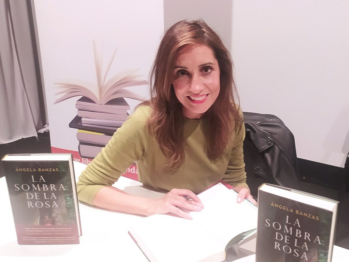 Ángela Banzas presenta en Toledo el libro con el que quedó finalista del Premio Planeta