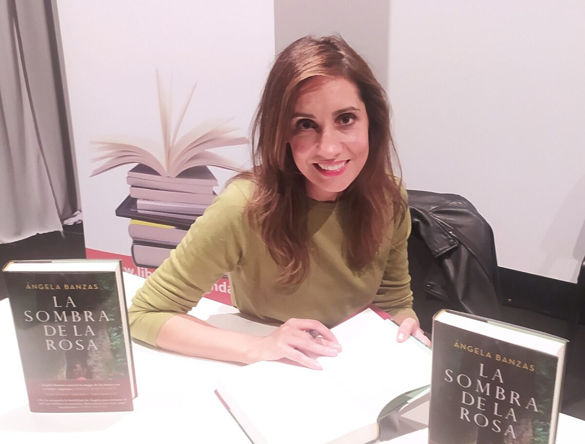 Ángela Banzas presenta en Toledo el libro con el que quedó finalista del Premio Planeta