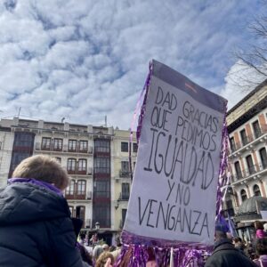 Toledo se tiñe de morado y entona el grito de la igualdad en el 8M: "Hasta las tetas de hacerte las croquetas"