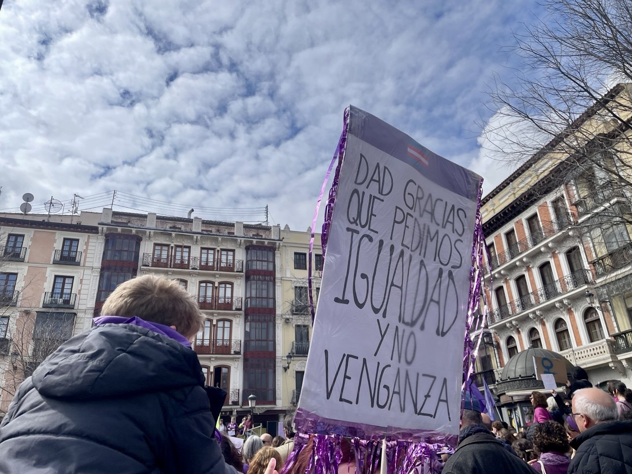 Toledo se tiñe de morado y entona el grito de la igualdad en el 8M: "Hasta las tetas de hacerte las croquetas"