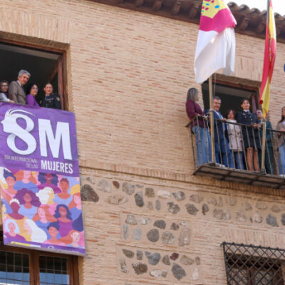 La Delegación del Gobierno despliega una pancarta por el 8M en su sede en Toledo: "Es una cuestión de principios"