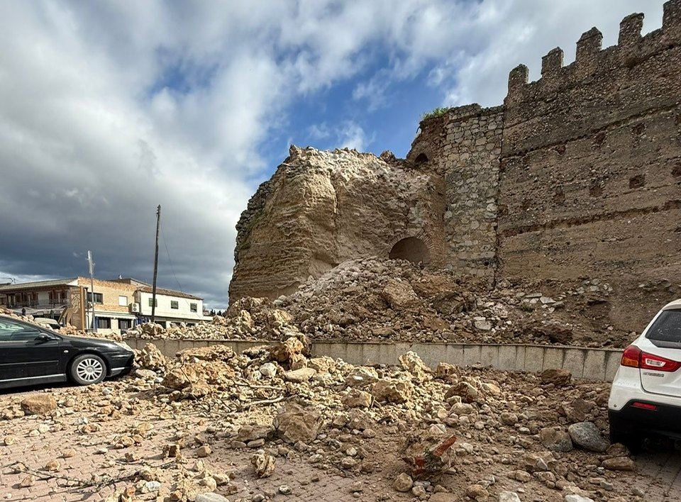 El PP de Escalona pide explicación al traslado al punto limpio de los restos de la torre del castillo que colapsó en marzo