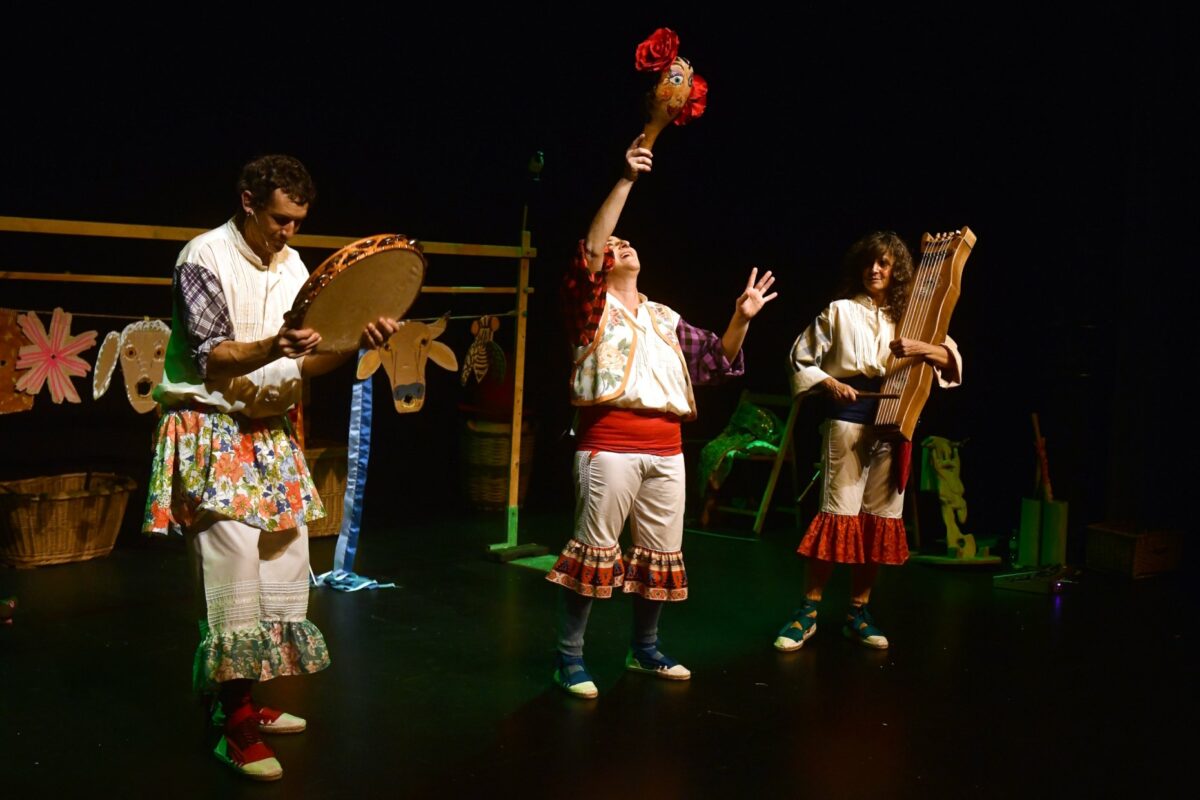 Los Titiriteros de Binéfar pusieron el Rojas patas arriba y el abrazo acabó en jota colectiva